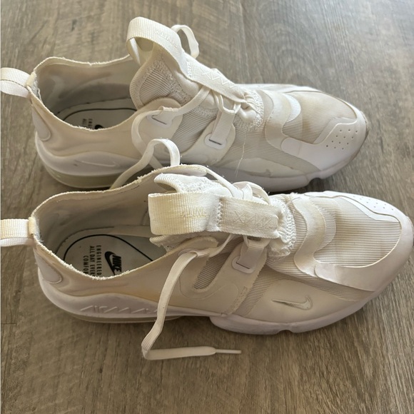 Women’s Nike Airmax Shoes - Picture 2 of 3